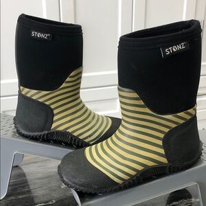 Stonz West All-Season Waterproof Boots – Kids Size 10 – Black/Green/Tan